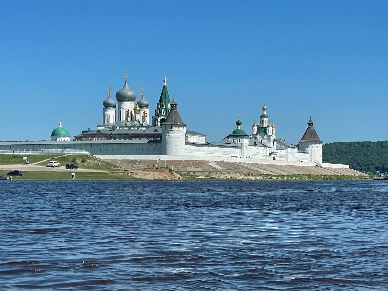 Макарьевский монастырь на берегу Волги